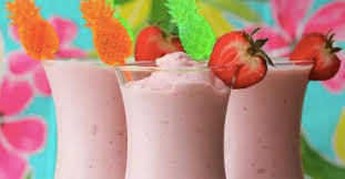 Recette Reinventee De Pina Colada A La Fraise Recettes Ma Fourchette Malibu Rum Pina Colada Drinks Strawberry Colada
