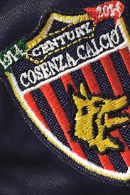 Scopriamo i calciatori della rosa del cosenza calcio che prenderà parte al campionato di serie bkt 2020/2021. Design Multimedia Cliente Cosenza Calcio Official Partner