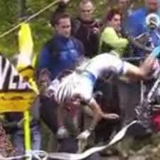 Sie ist auf bestem weg zu ihrem ersten podestplatz über die olympische distanz seit fast zwei jahren. Mountainbike Spektakularer Sturz Von Siegerin Jolanda Neff Blick