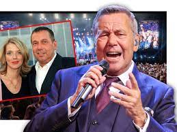 Biographie il grandit avec une mère adoptive. Schlagerstar Roland Kaisers Schockdiagnose Ehefrau Silvia Leidet Mit Ihm Mit Schlager