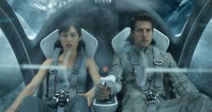 Земля, пережившая войну с инопланетными захватчиками, опустела; Oblivion Movie Review Film Summary 2013 Roger Ebert