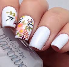 Las uñas blancas 2021 también son un clásico, sobre todo en la etapa veraniega y primaveral. Flores Y Unas Blancas Manicura De Unas Unas Decoradas Unas Blancas