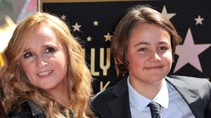 Melissa Etheridge's Daughter Bailey Is Engaged: 'Luckiest Girl in the  World'