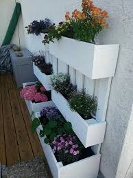 Blumenkasten Aus Paletten Gartendekoration Blumen In Einer Schachtel Garten Ideen