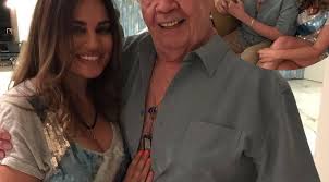 En esta foto se encuentran: Surge Nueva Foto De Chabelo Con Otra Joven La Columnaria Blog