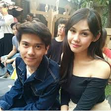 17 07 17 Tepat Satu Tahun Yang Lalu Publik Di Perkenalkan Dengan Tokoh Tokoh Yang Memerankan Film Dilan 1990 Terutama Dilan Dan Milea Selebritas Film Artis