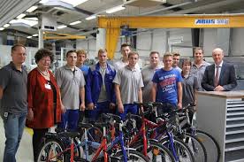 Danced to klezmer music, it's usually the part of the wedding where you'll see the happy couple lifted on chairs (equal parts. Hora Azubis Setzen Sich Fur Fluchtlinge Ein Hora