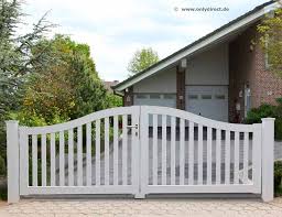 Gartentore Hartholz In Premium Qualitat Anfertigung Nach Mass Natur Oder Weiss Ral Lackiert Mit Farbgarantie Driveway Gate Outdoor Decor Fence Gate
