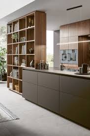 Eine Schone Idee Das Regal Als Raumelement In Der Kuchen Einrichtung Unterstreicht Den Wohncharakter Dieser Offenen K Kuche Einrichten Haus Deko Kuchen Design