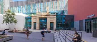 With 155 degree programs, the university offers a unique variety of subjects from human and social sciences to natural and life sciences. Universitat Leipzig University