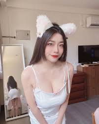 親民小仙女「妍妍兒」緊身造型超辣，誘惑拍照「背後翹臀成焦點」！-小濕妹圖