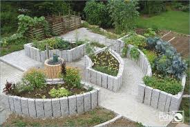 Garden With Granite Shapes Garden Granite Shapes Gartendesign Ideen Hochbeet Garten Pflanzen