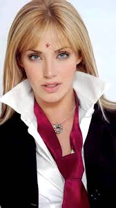 Mia Colucci la chica más popular de Elite Way School, es de una familia  rica y privilegiada que vive en la Ciudad de México. Estropeada y  egocéntrica, sin embargo puede ser muy