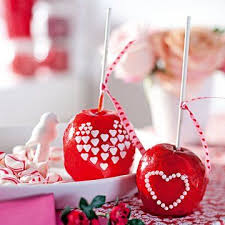 Des Pommes D Amour Ornees De Cœurs En Sucre Pomme D Amour Pomme Livre De Recette