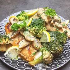 Poulet Aux Champignons Certainement Pas Un Plat Tres Esthetique Mais Tellement Bon Poulet Grille Avec Des Champignons Et Brocolis Food Broccoli Vegetables