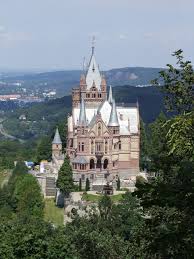 Der drachenfels hat sich als ausflugsziel längst fest etabliert und gehört seit jahrzehnten zu den meistbesuchten attraktionen für tagesausflügler. Schloss Drachenburg Wikipedia