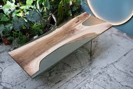 La résine époxy est un polymère liquide thermodurcissable. Table Indiana En Noyer Et Resine Epoxy For Me Lab