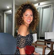 رنا رئيس هي فنانة وممثلة مصرية من مواليد تاريخ 14 ديسمبر 1994م بالقاهرة، والدتها هي الأستاذة زينب حسن تعمل كخبيرة تجميل في الوسط الفني ولديها شقيقة واحدة ، رنا رئيس تحب وتعشق الفن من طفولتها وقد تأثرت بعمل. Ø±Ù†Ø§ Ø±Ø¦ÙŠØ³ ØªØ¹Ù„Ù† Ø¥ØµØ§Ø¨ØªÙ‡Ø§ Ø¨ÙÙŠØ±ÙˆØ³ ÙƒÙˆØ±ÙˆÙ†Ø§ ÙˆÙ‡Ø¤Ù„Ø§Ø¡ Ø§Ù„Ù†Ø¬ÙˆÙ… Ø¢Ø®Ø± Ù…Ù† ØªØ¹Ø§Ù…Ù„ Ù…Ø¹Ù‡Ø§ Ø³ÙŠØ¯ØªÙŠ Ø§Ù„Ù…ÙˆØ³ÙˆØ¹Ø©