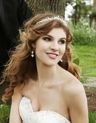 Brautfrisur Offen Mit Diadem Brautfrisur Diadem Halboffen Mit Offen Hochzeitsfrisuren Brautfrisur Frisur Hochzeit