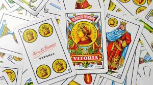 No hay un guion a seguir, ya que el desarrollo de la historia queda por completo sujeto a las decisiones de los jugadores. Los 5 Juegos De Cartas Mas Famosos En Espana