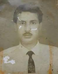 Can some1 please put my grandfather's face in the pic where he is  seated.... He passed and this is the only photo we have together 🙏