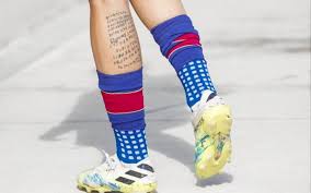 El tatuaje de messi prácticamente ha oscurecido todo su pie desde el tobillo hasta su rodilla utilizando la técnica del blackout, una tendencia cada vez más común entre los tatuadores. El Tatuaje De Jennifer Hermoso En Recuerdo De Su Abuela