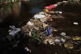 Pembuangan sampah sarap ke dalam sungai adalah antara punca pencemaran sungai. Sampah Bertumpuk Di Bawah Jembatan Gemah Jalur Ke Telaga Sarangan Berbau Tak Sedap
