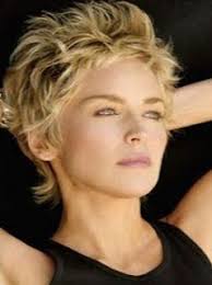 Pelo corto en capas para mujeres mayores de 50 años