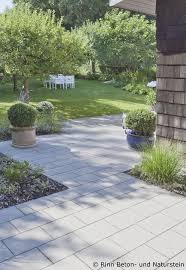 Vom Eingang Des Sanierten Hauses Bis Zur Terrasse Fuhrt Ein Mit Terrassenplatten Angelegter Weg Der Am Rand Mit Beeten Garten Grundriss Terrassengarten Garten