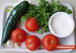 Insalata pomodori, cetrioli e cipolle, un contorno semplice, fresco e gustoso. Insalata Di Pomodori E Cetrioli Allo Yogurt Greco Alimentazione Dietetica Gastronomia Geniale Ricette Di Piatti Saporiti E Utili Per La Salute
