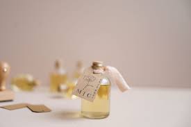 30 astuces pour un mariage petit budget. Petit Mariage Entre Amis Cadeaux D Invites Personnalises Pour Votre Mariage La Mariee Aux Pieds Nus