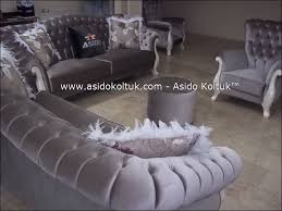 Klasik koltuk takımı modellerinin hemen hemen hepsi yüksek ayaklara sahiptir ve kolay temizlik imkanı sunar. Oymali Kapitoneli Klasik Koltuk Takimi