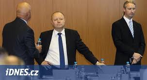 Jen co byl zvolen hlavou českého fotbalu, petr fousek vytočil číslo reprezentačního trenéra jaroslava šilhavého. Neuspesny Kandidat Na Predsedu Asociace Pomaha Ridit Recky Fotbal Idnes Cz