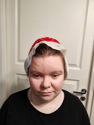 Huomenna vuosijuhlille ja en oo täysin varma tän pukemisesta. Rusetti ei  ole lopullinen, ja pitsiä ei ole vielä tärkätty (jos