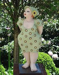 Aus spanischem ton fertigt kerami­kerin erika hömmerich winterfeste keramik für haus und garten, die ihre wirkung im zusammenspiel mit der floralen natur entfaltet. Keramikfigur Molly Mit Sonnenblume Keramik Kunst Blog