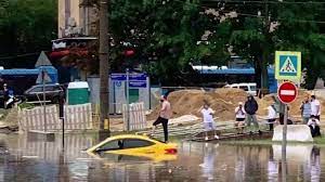 В раменском районе рухнул строительный кран, а в подмосковном щелково молния попала в трансформаторную будку. 0lwlqo5mlphcsm