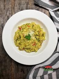 Apoi adaugi rondelele de morcov, ardeiul, dovlecelul, piperul şi potriveşti de sare. Risotto Cu Dovlecel Usor Si Cremos