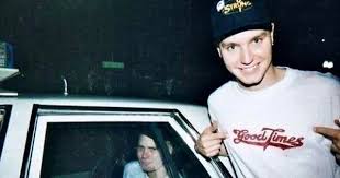 Hoppus did not disclose which form of cancer he had, but told fans he had been undergoing treatment for the past three months. Tom Delonge Getting Arrested For Underage Drinking As Mark Hoppus Points To His Shirt 1995 Oldschoolcool