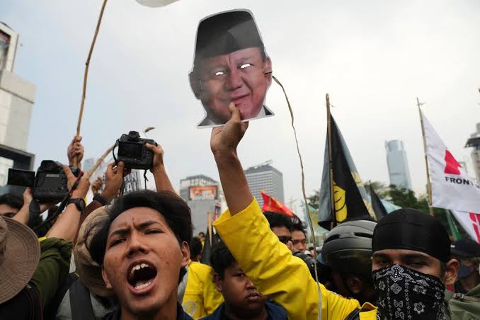Jakarta in Turmoil: Students Clash with Police Over Fuel Prices and  Prabowo's Spending | Streamline