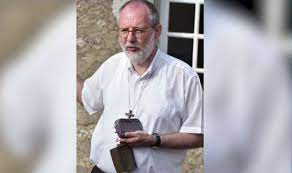 Les agresseurs, qui retenaient cinq personnes, ont assassiné le prêtre, avant d'être abattus. Vy6voxgw68dq4m