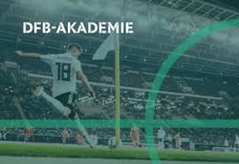 (dfb) ist der dachverband von 26 fußballverbänden in der bundesrepublik deutschland, denen wiederum mehr als 25.000 fußballvereine angehören. Dfb Deutscher Fussball Bund E V