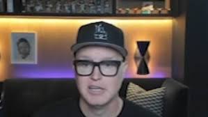 Mark hoppus mengaku mengidap kanker dan sedang menjalani kemoterapi. Mark Hoppus Shares Chemotherapy Update After Cancer Diagnosis Aruba News