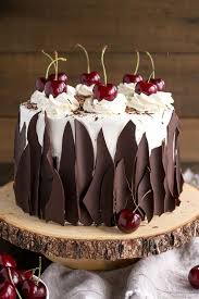 Ce Gateau De La Foret Noire Combine De Riches Couches De Gateau Au Chocolat Avec Des Cerises Fraiches Une Liqueur De Cerise Et Un S Cake Desserts No Bake Cake
