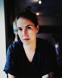 Vados Anna: Kéz melege Vasárnap kenyeret gyúrok. A tészta ragacsos, hozzám  tapad, de addig se gondolok semmire. Dolgozom. Ismeretlen emberek háta  simul a kezem alá. Gyomlálok. Férgek járnak a tulipánhagymában. Vados Anna