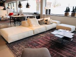 Das Weisse Sofa Von Livingdivani Ist Leger Gepolstert Die Grossflachigen Sitze Und Niedrigen Lehnen Laden Zum Chillen Living Divani Mobeldesign Produktdesign