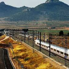 El Ave Da Un Vuelco A La Forma De Viajar En Espana Familias Y Grupos De Amigos Tienen Ya El Tren De Alta Imagenes De Espana Jaen Espana Tren De Alta
