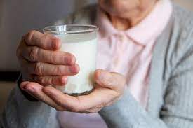 Selain itu, susu ini juga mengandung nutrisi yang bagus untuk kesehatan tubuh. 4 Manfaat Kesehatan Minum Susu Untuk Lansia Hello Sehat