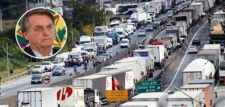 Será que você consegue furar o bloqueio e chegar até o posto de gasolina para reabastecer? Caminhoneiros Se Dizem Traidos Por Bolsonaro E Articulam Greve Brasil 247