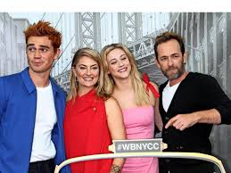 Tiera skovbye (/ ˈ s k oʊ b i /; Riverdale Dreharbeiten Nach Tod Von Luke Perry Gestoppt