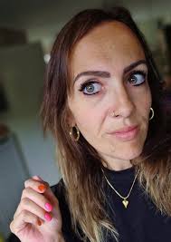 attractive eyes caught attention